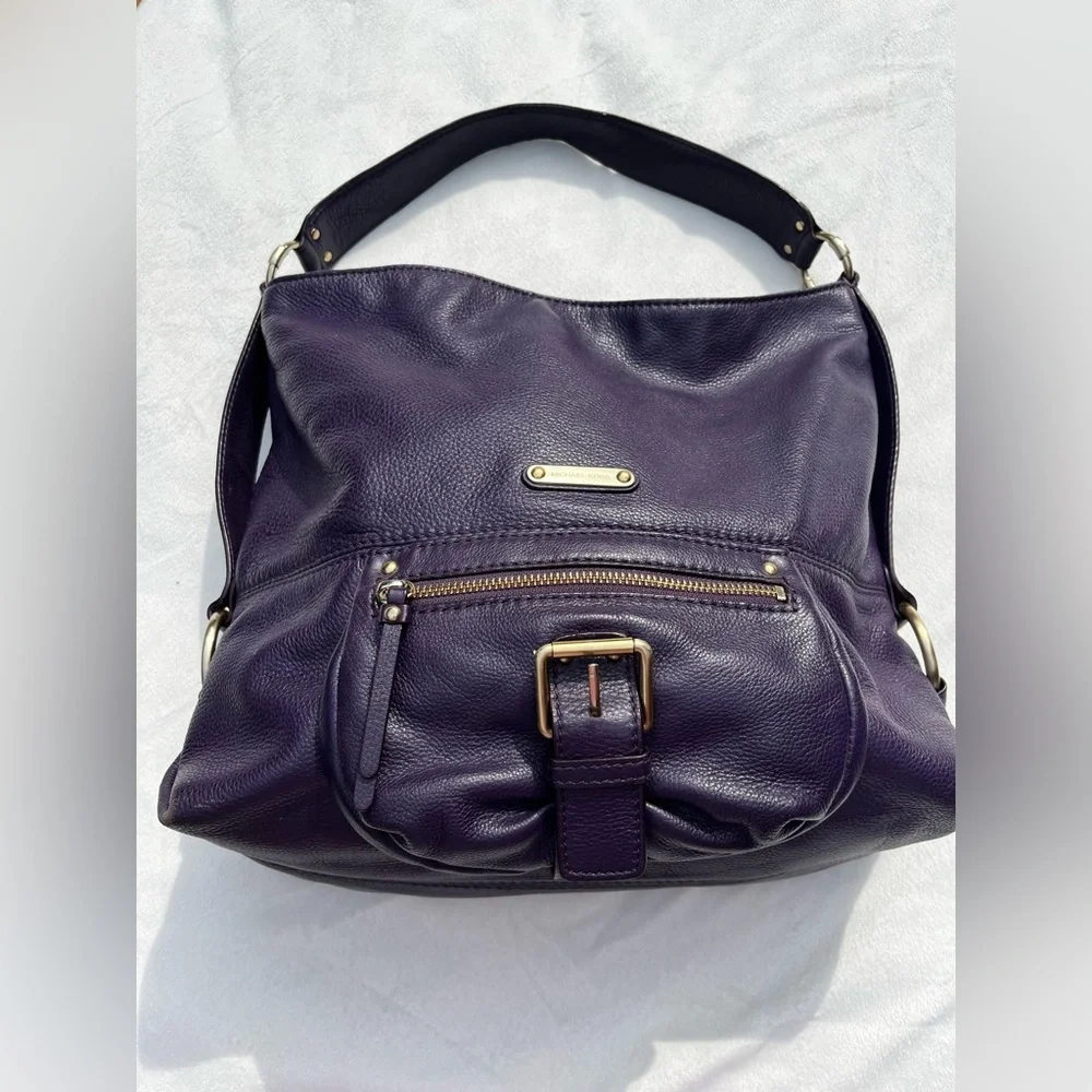 Michael Kors Austin hobo bag crafted from pebbled leather gold-tone hardware.